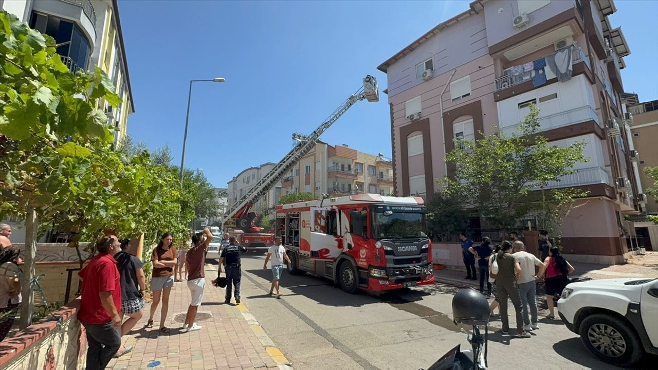 Antalya'da Yangın: Evde Çıkan Alevler Kontrol Altına Alındı