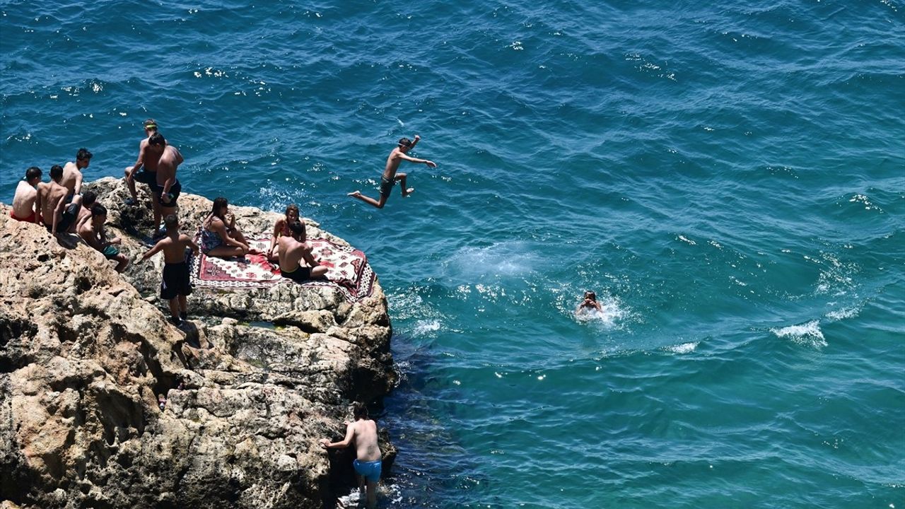 Antalya'da Yüksek Nem ve Sıcaklık Sahilleri Doldurdu