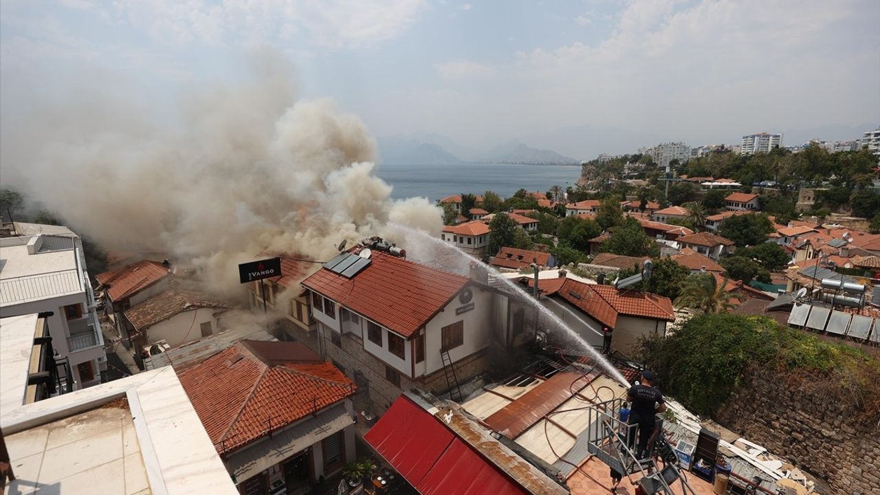Antalya Kaleiçi'nde Otelde Çıkan Yangına Müdahale Ediliyor