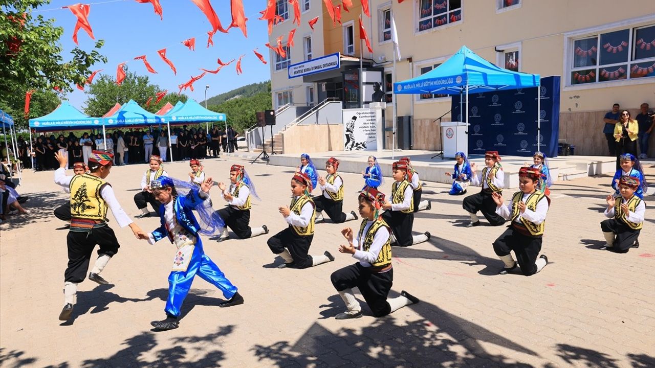 Antalya, Muğla, Isparta ve Burdur'da Öğrenciler Karnelerini Aldı