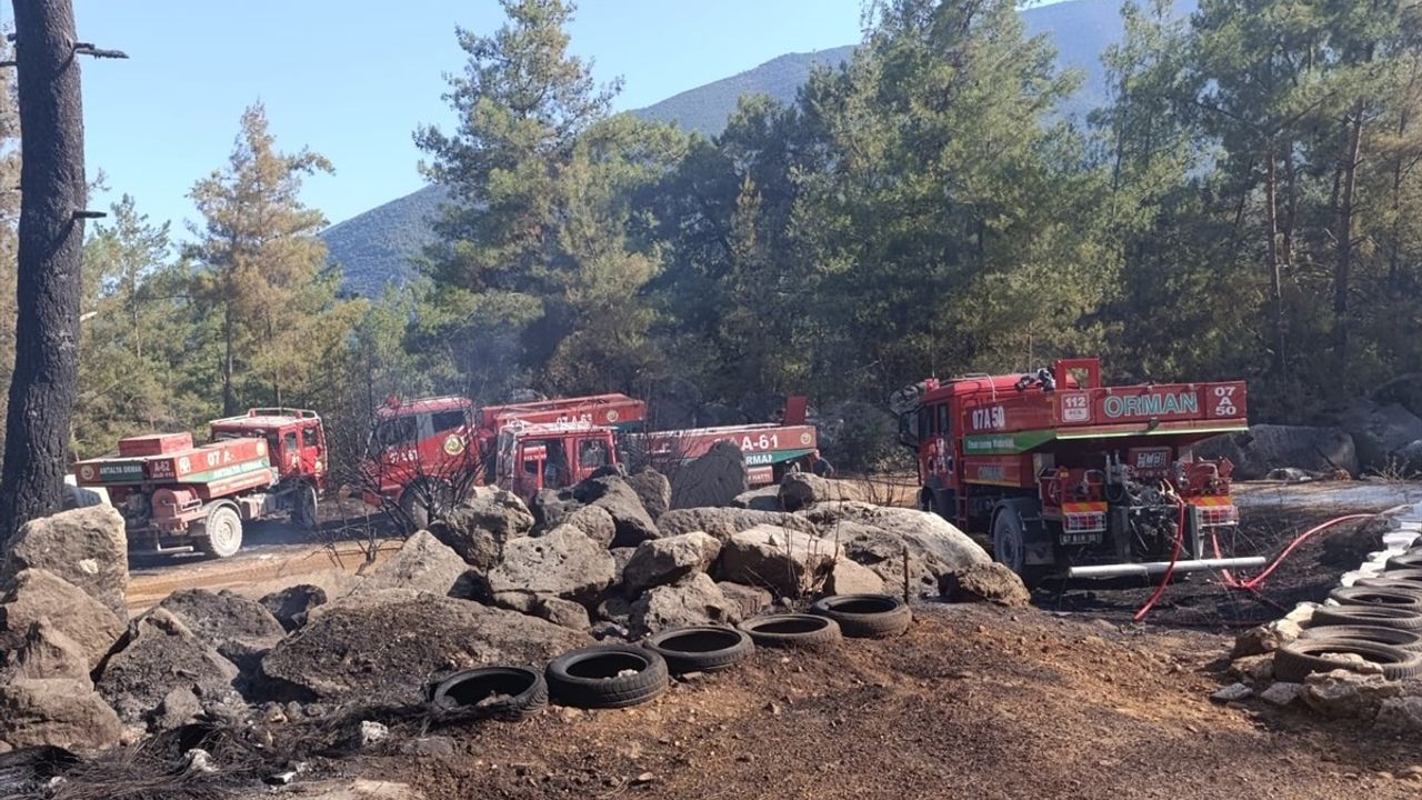 Antalya'nın Finike İlçesindeki Orman Yangını Kontrol Altına Alındı