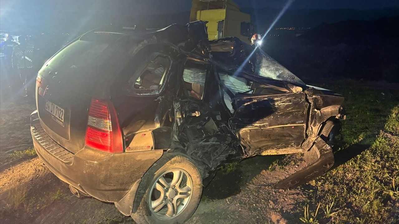 Ardahan Çıldır'da Tır ile SUV Aracın Çarpışması Sonucu 2 Kişi Hayatını Kaybetti