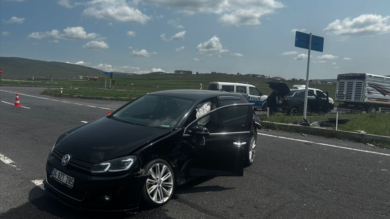 Ardahan'da İki Otomobilin Çarpıştığı Kazada 4 Yaralı