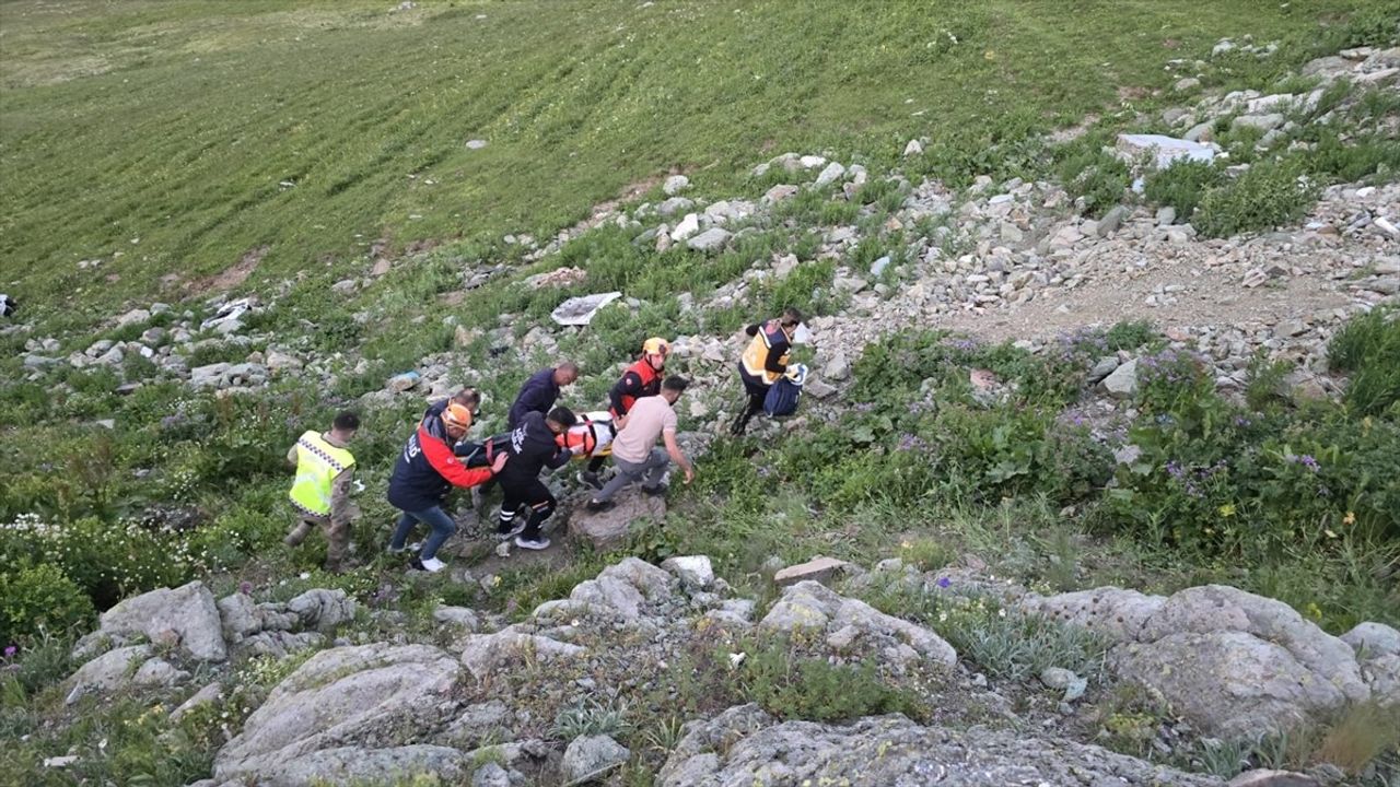 Ardahan'da Uçuruma Yuvarlanan Otomobilde İki Yaralı