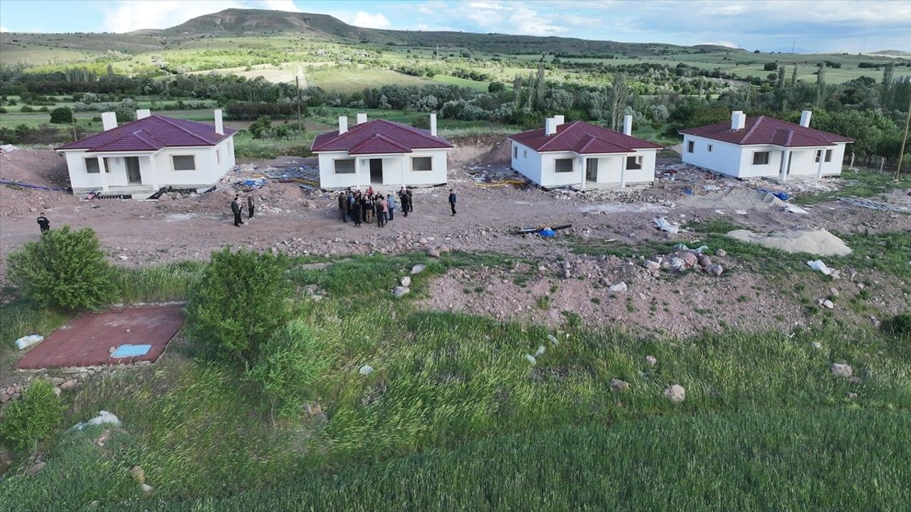 Arguvan'da Deprem Konutlarının Yapımı Devam Ediyor