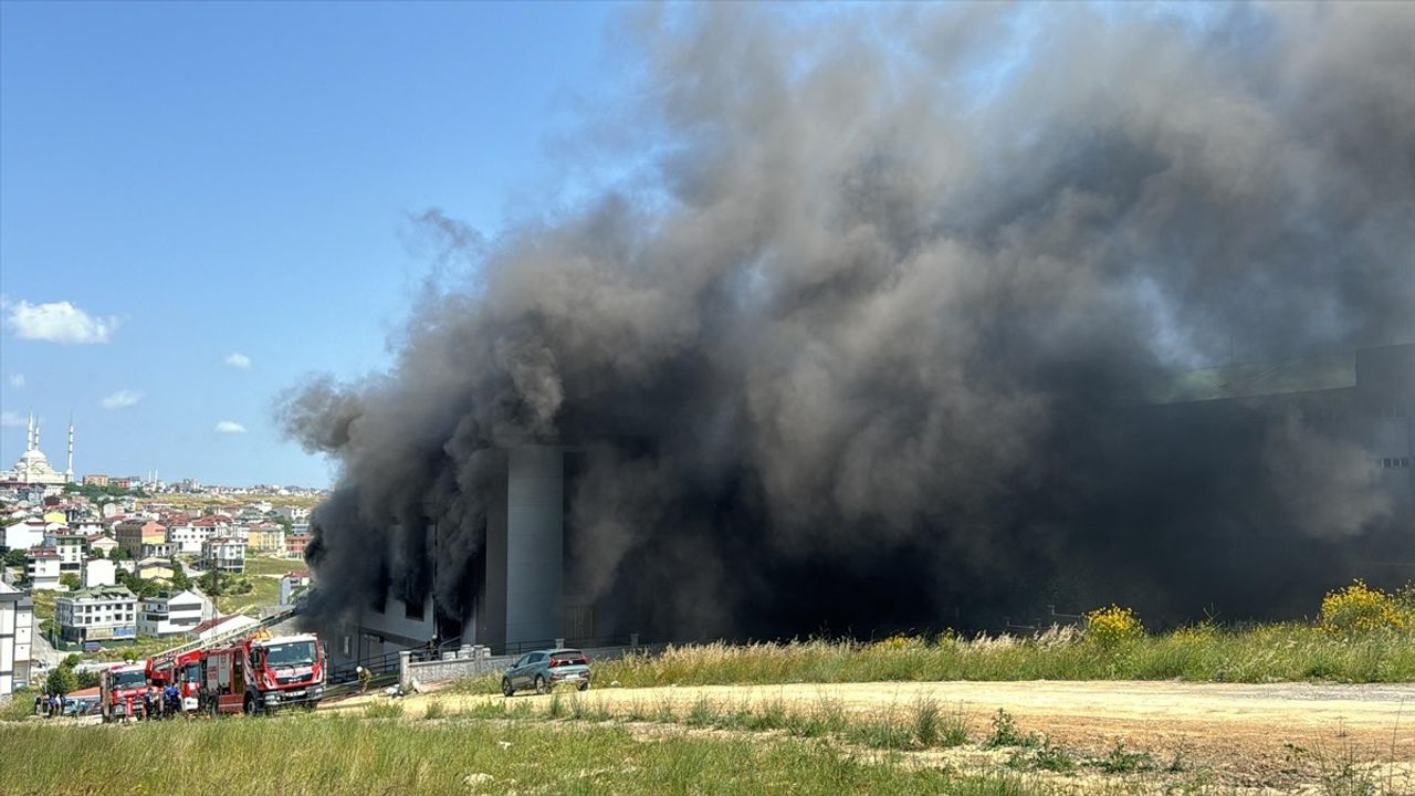 Arnavutköy'de Gıda Fabrikasında Yangın Çıktı, İtfaiye Müdahale Ediyor