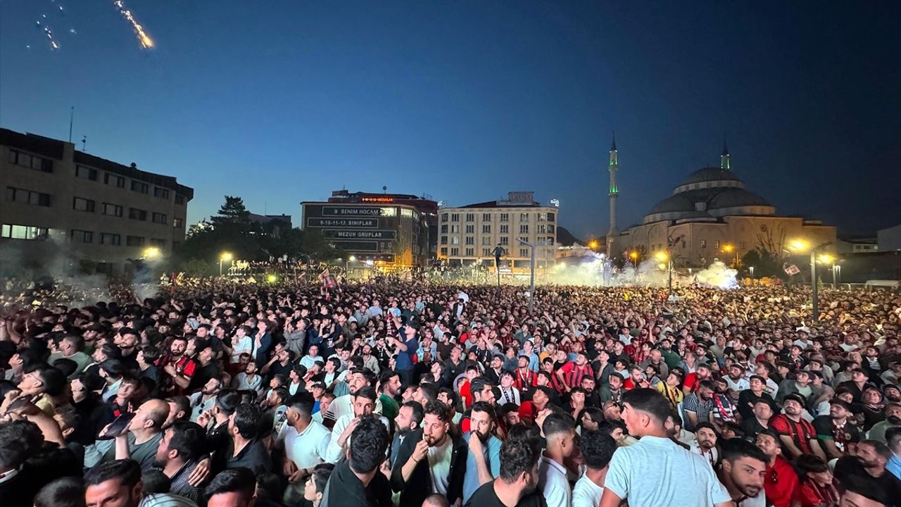 Artı Değer Vanspor'un Trendyol 1. Lig'e Yükselmesi Van'da Coşkuyla Kutlandı