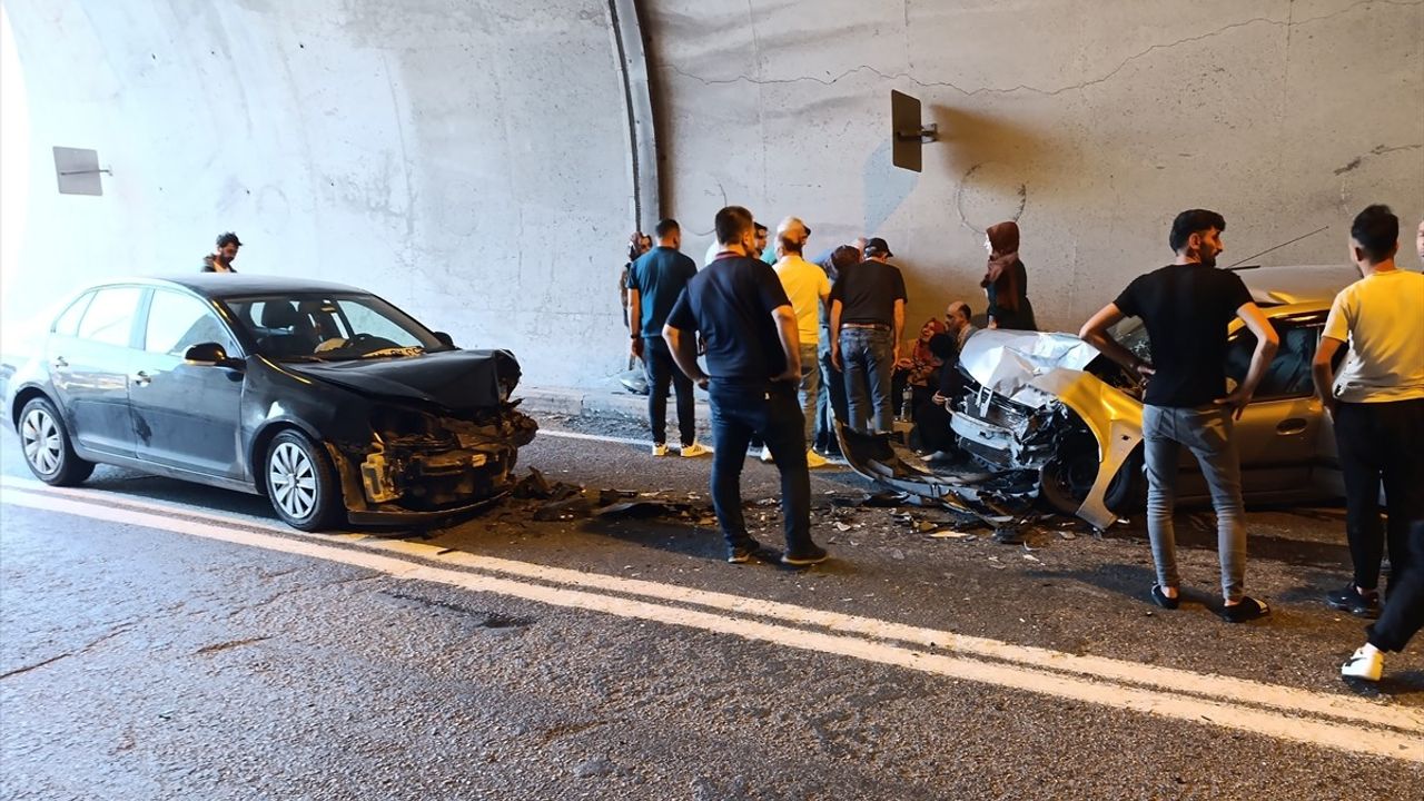 Artvin'de Tünelde Otomobil Çarpışması: 5 Yaralı