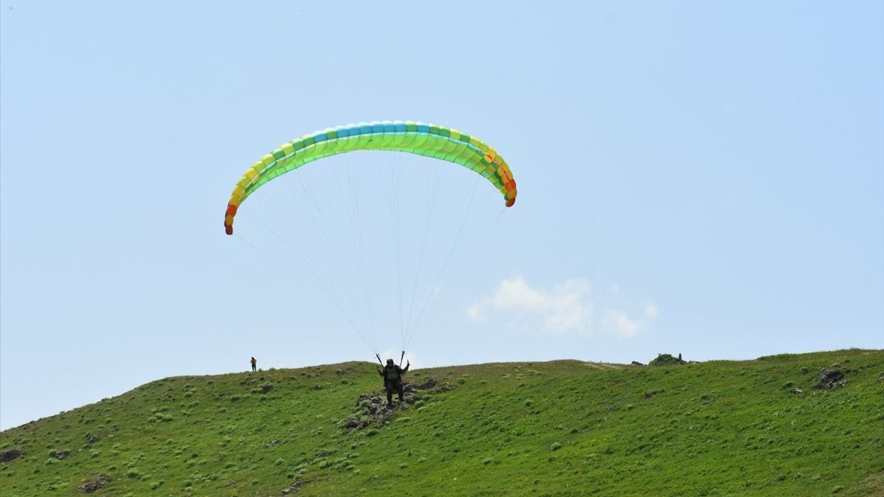 Artvin'de Türk Hava Kurumu'ndan Yamaç Paraşütü Eğitimi
