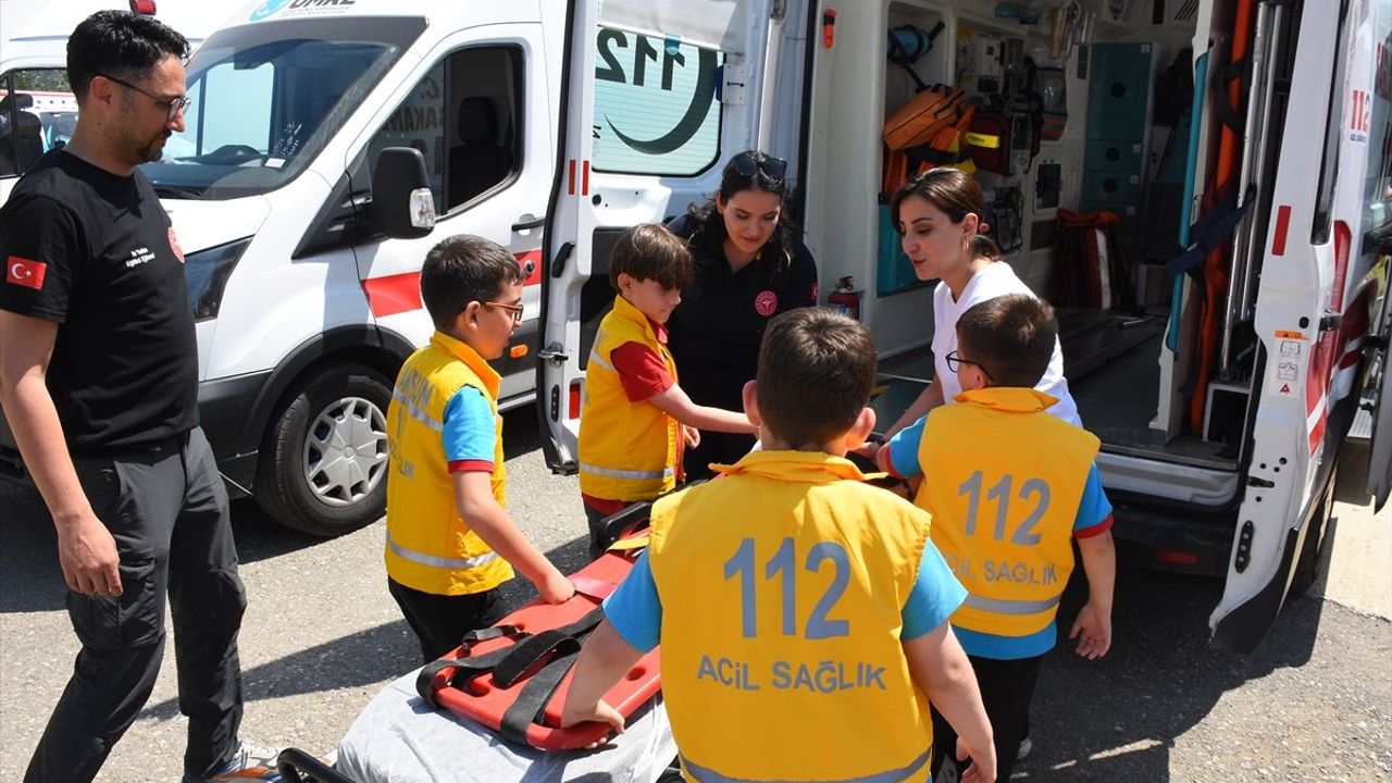 Atakum'daki Öğrenciler, Sağlık Bilinçlenmesini Artırmak İçin Heimlich Manevrasını Öğretti
