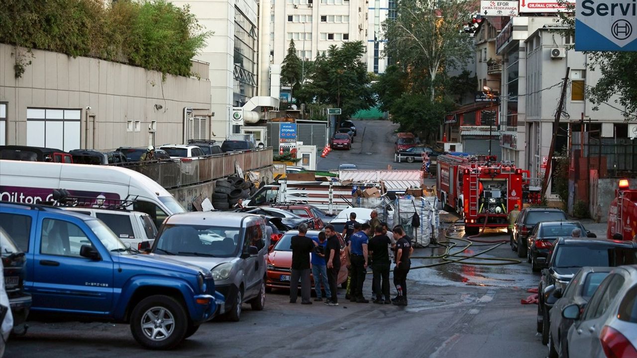 Ataşehir'de Sanayi Sitesinde Yangın: Çok Sayıda Araç Hasar Gördü
