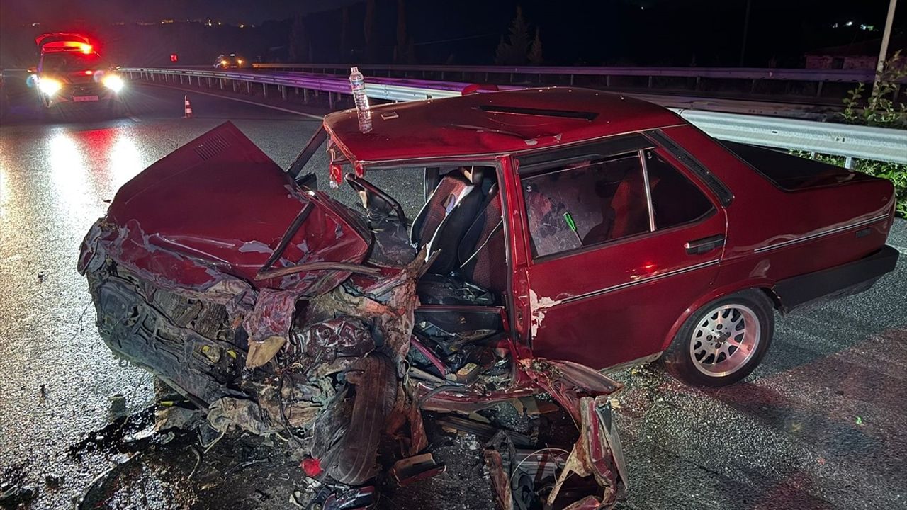 Aydın'da Ters Yönde İlerleyen Otomobil Kazaya Neden Oldu: 2 Yaralı