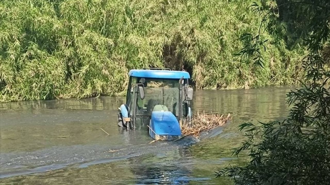 Aydın'da Traktörüyle Mahsur Kalan Kişi Kurtarıldı
