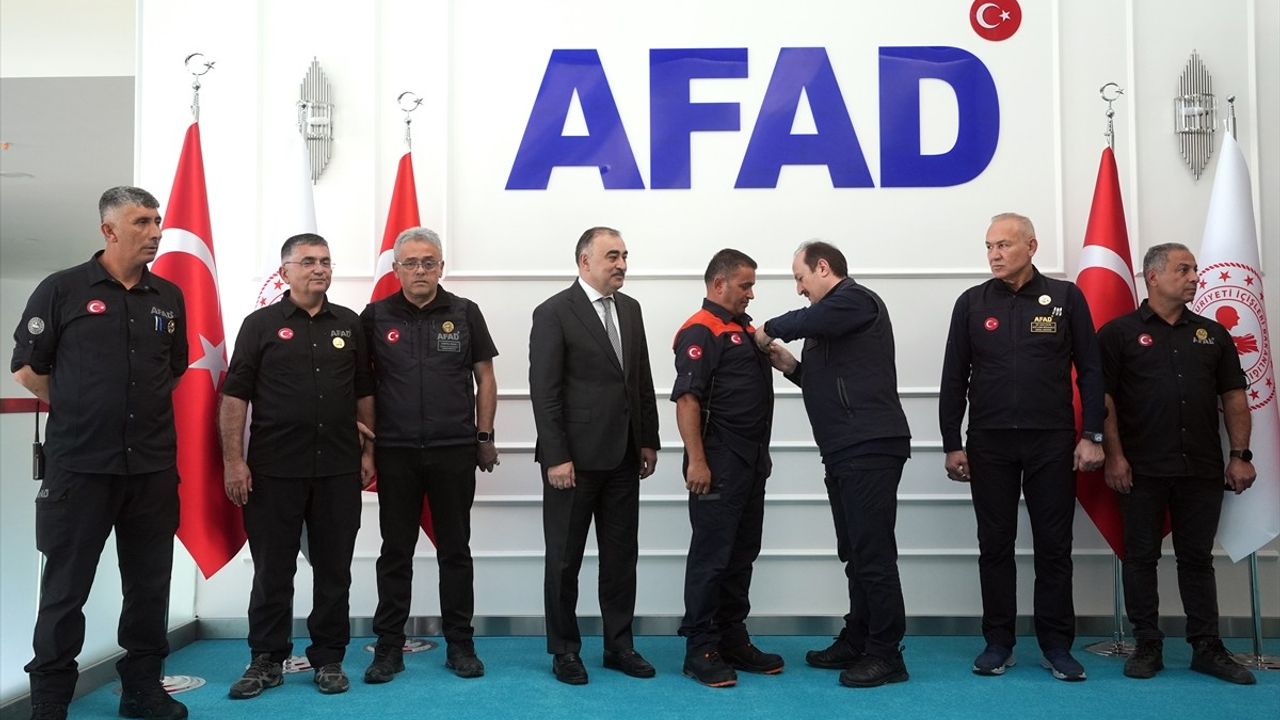 Azerbaycan, AFAD Personeline İşbirliği Rozeti Verdi