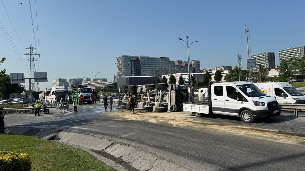 Bahçelievler'de Kontrolden Çıkan Beton Mikseri Yolda Devrildi