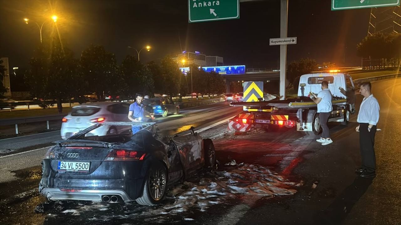 Bahçelievler'de Seyir Halindeki Otomobilde Yangın Çıktı