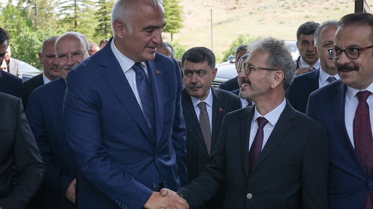 Bakan Ersoy, Gordion Antik Kenti'nde 47’nci Tümülüsten Çıkarılan Eserleri Tanıttı