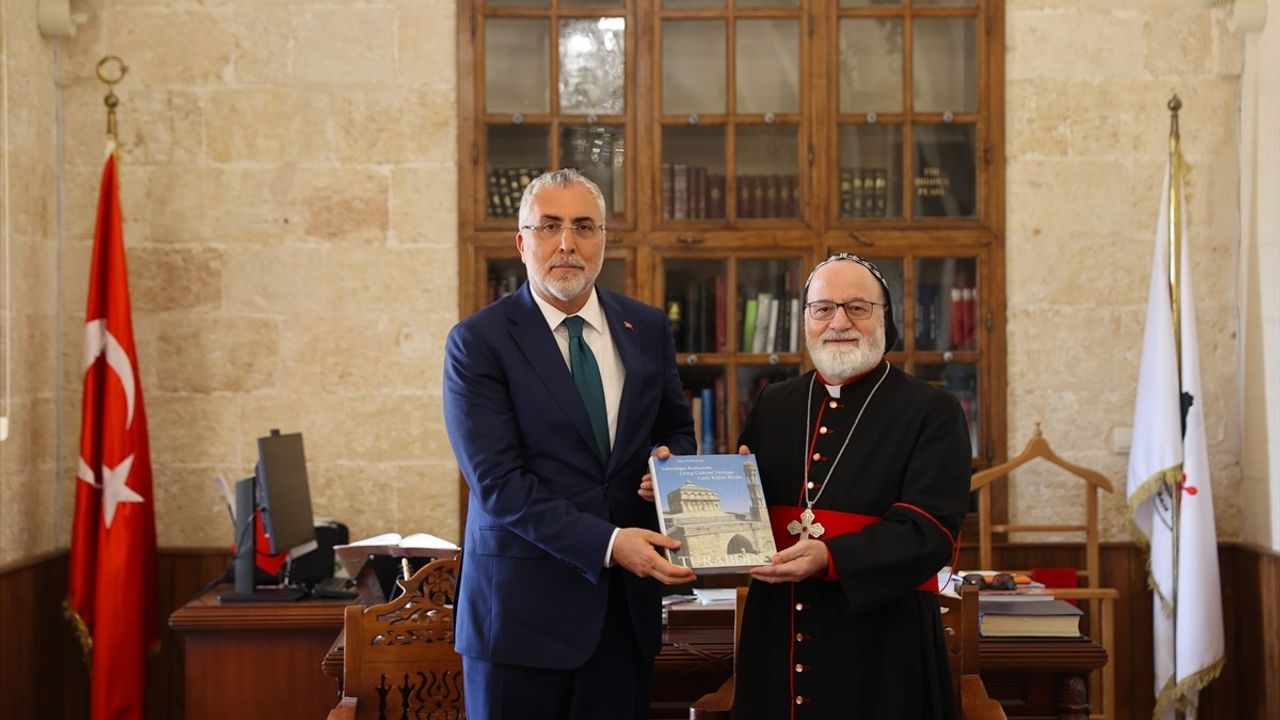 Bakan Işıkhan, Mardin'de Deyrulzafaran Manastırı'nı Ziyaret Etti