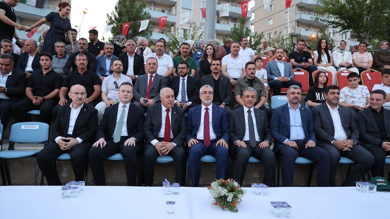 Bakan Işıkhan, Yeşilli Uluslararası Kültür Sanat ve Kiraz Festivali'ne Katıldı