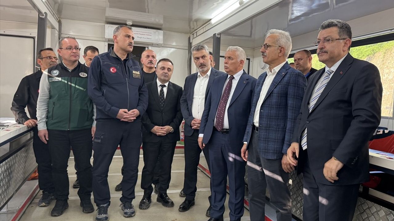 Bakan Uraloğlu, Trabzon'da Sel Felaketi Sonrası İncelemelerde Bulundu