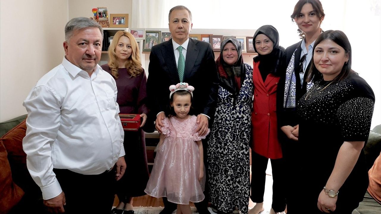 Bakan Yerlikaya, Şehit Teğmen Fikret Dinçer'in Ailesini Ziyaret Etti