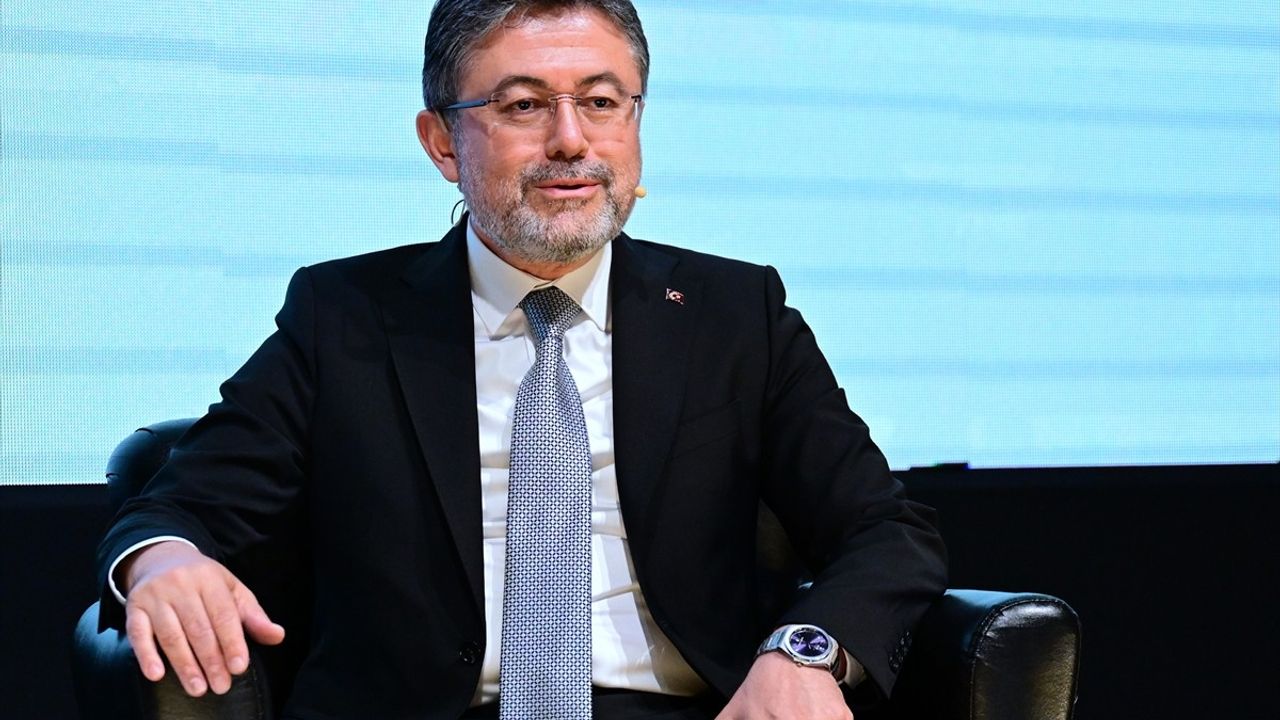 Bakan Yumaklı, Sürdürülebilir Tarım ve Gıda Zirvesi'nde Fiyat Farkları ve Sözleşmeli Üretim Üzerine Değerlendirmelerde Bulundu