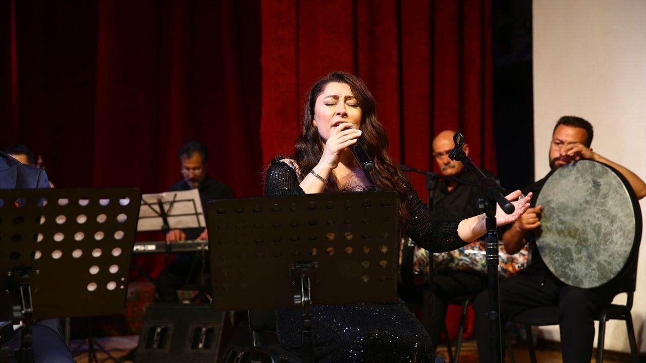 Bakü'de Şah İsmail Hatai Dinletisi Düzenlendi