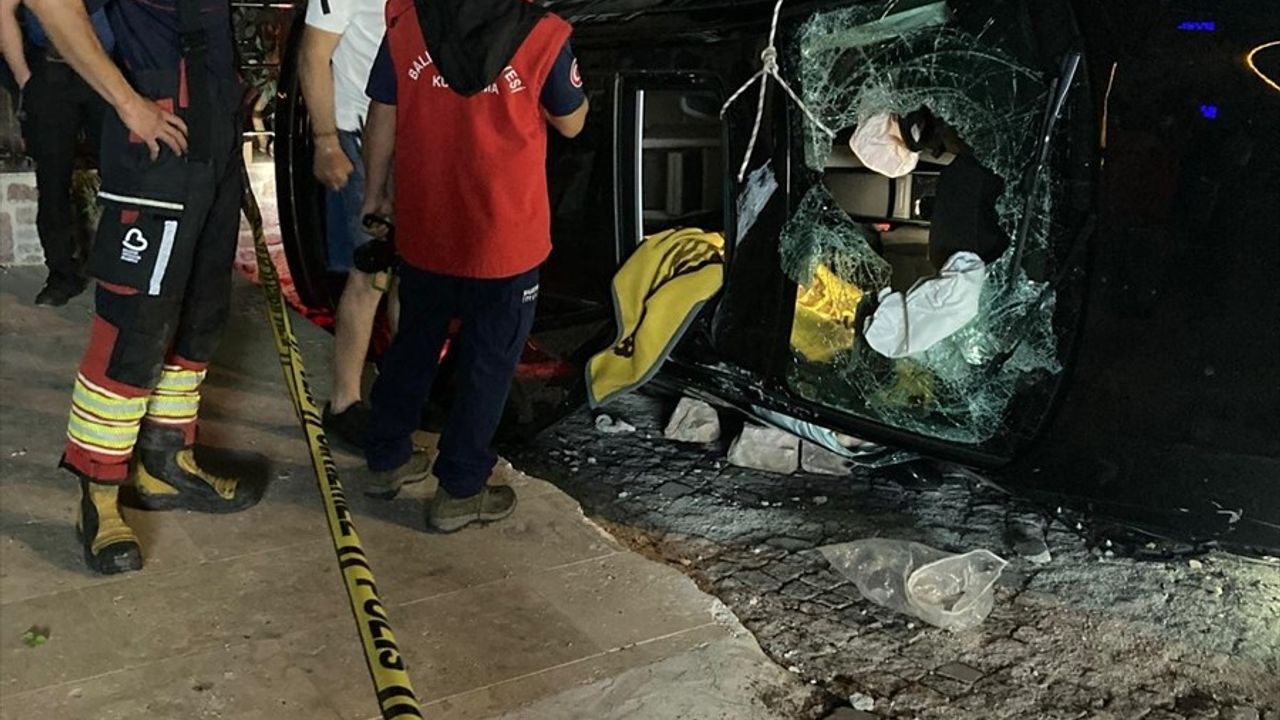 Balıkesir Ayvalık'ta Otomobil Kazasında Bir Kişi Hayatını Kaybetti, Bir Kişi Yaralandı