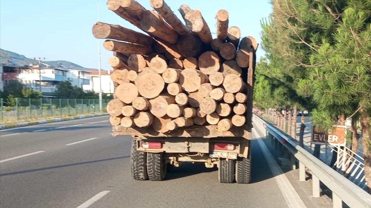 Balıkesir'de Kamyon ve Minibüs Çarpıştı: 1'i Ağır 6 Yaralı