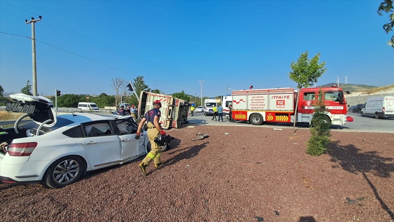 Balıkesir'de Kamyon ve Otomobil Çarpıştı: Bir Ölü, Bir Yaralı