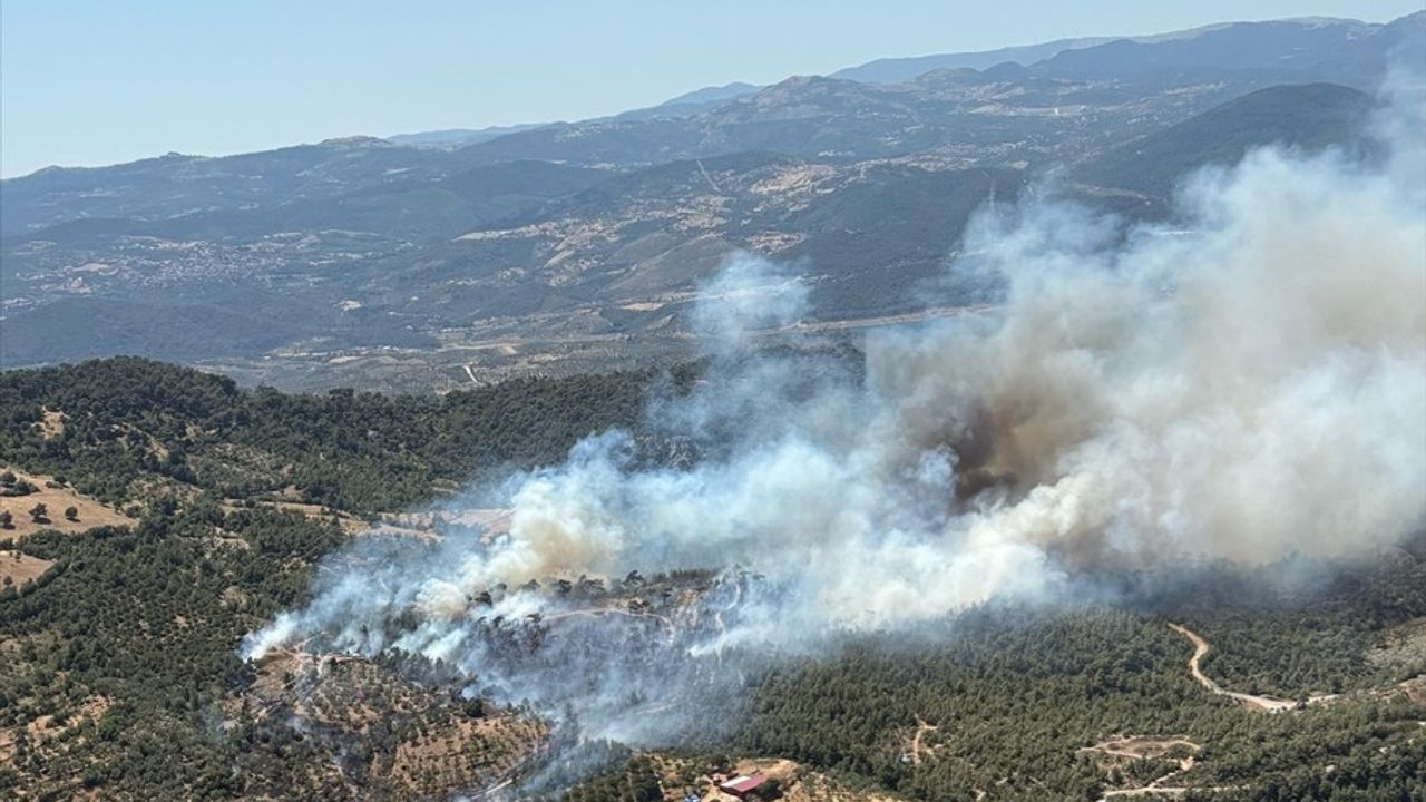 Balıkesir'de Orman Yangını Kontrol Altına Alma Çalışmaları Devam Ediyor