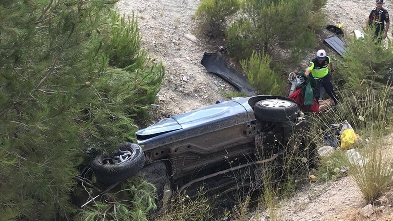 Balıkesir'de Otomobilin Şarampole Devrilmesi Sonucu 5 Kişi Yaralandı
