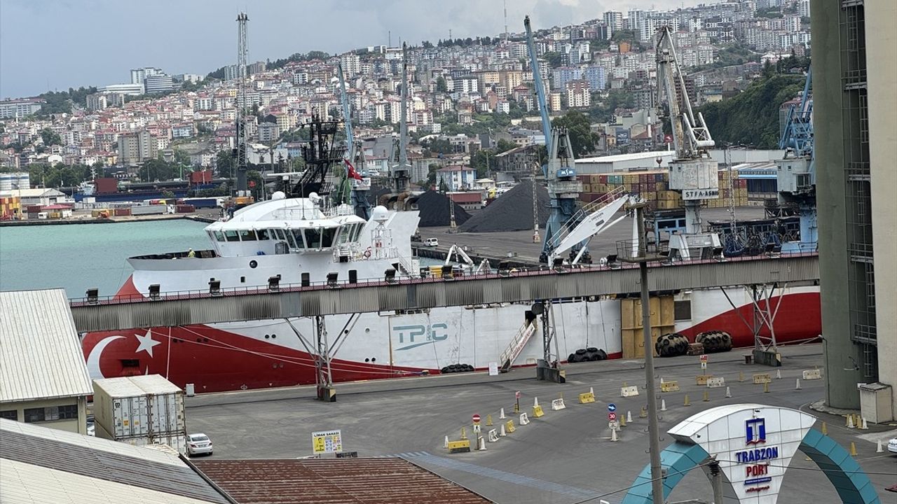 Barbaros Hayreddin Paşa Sismik Araştırma Gemisi Trabzon Limanı'na Demirledi