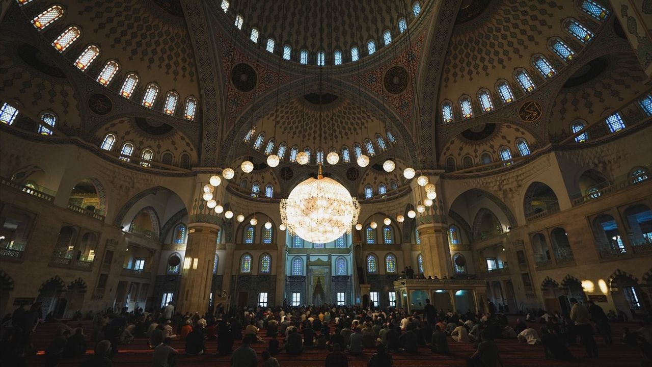 Başkentte Kurban Bayramı Namazı Coşkuyla Kılındı