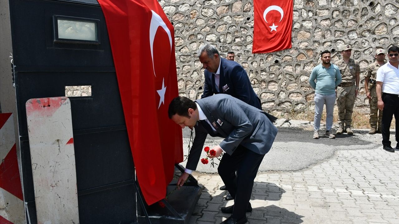 Batman'da Şehit Öğretmen ve Askerler İçin Anma Töreni Düzenlendi