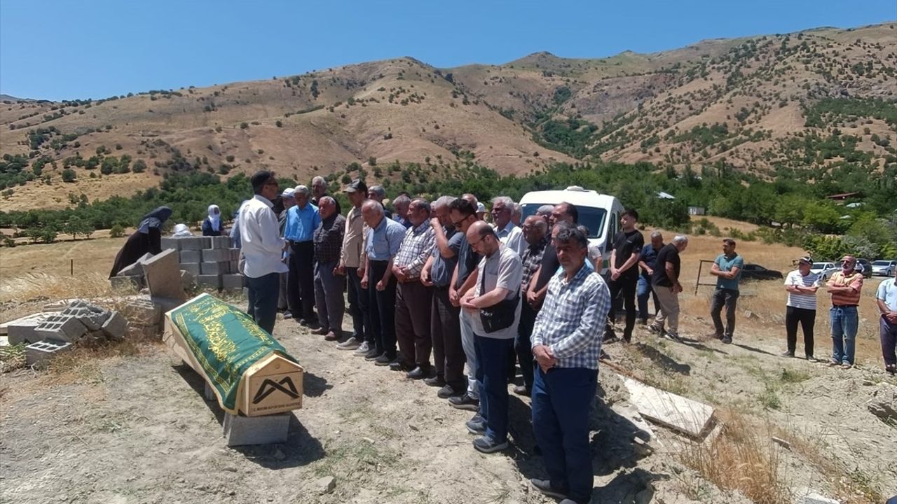 Batman'daki Trafik Kazasında Hayatını Kaybeden Aliye Yılmaz Elazığ'da Defnedildi