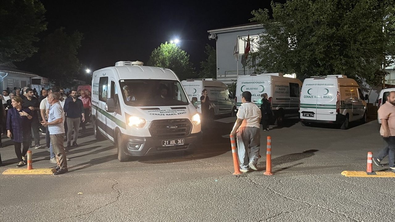 Batman'daki Trafik Kazasında Hayatını Kaybeden Mimar Fesih Barut'un Cenazesi Diyarbakır'da Defnedildi