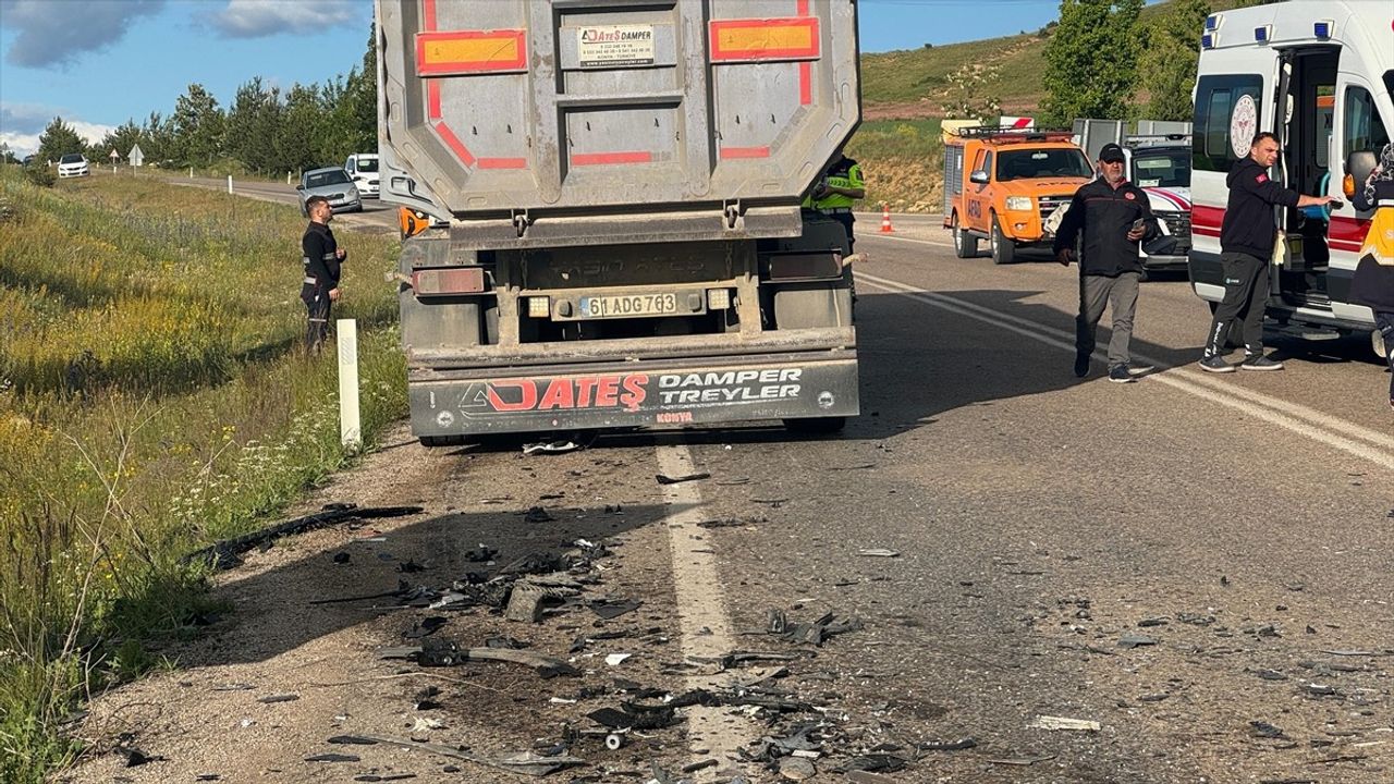 Bayburt'ta Tır ve Kamyonet Çarpıştı: 1 Ölü, 2 Yaralı