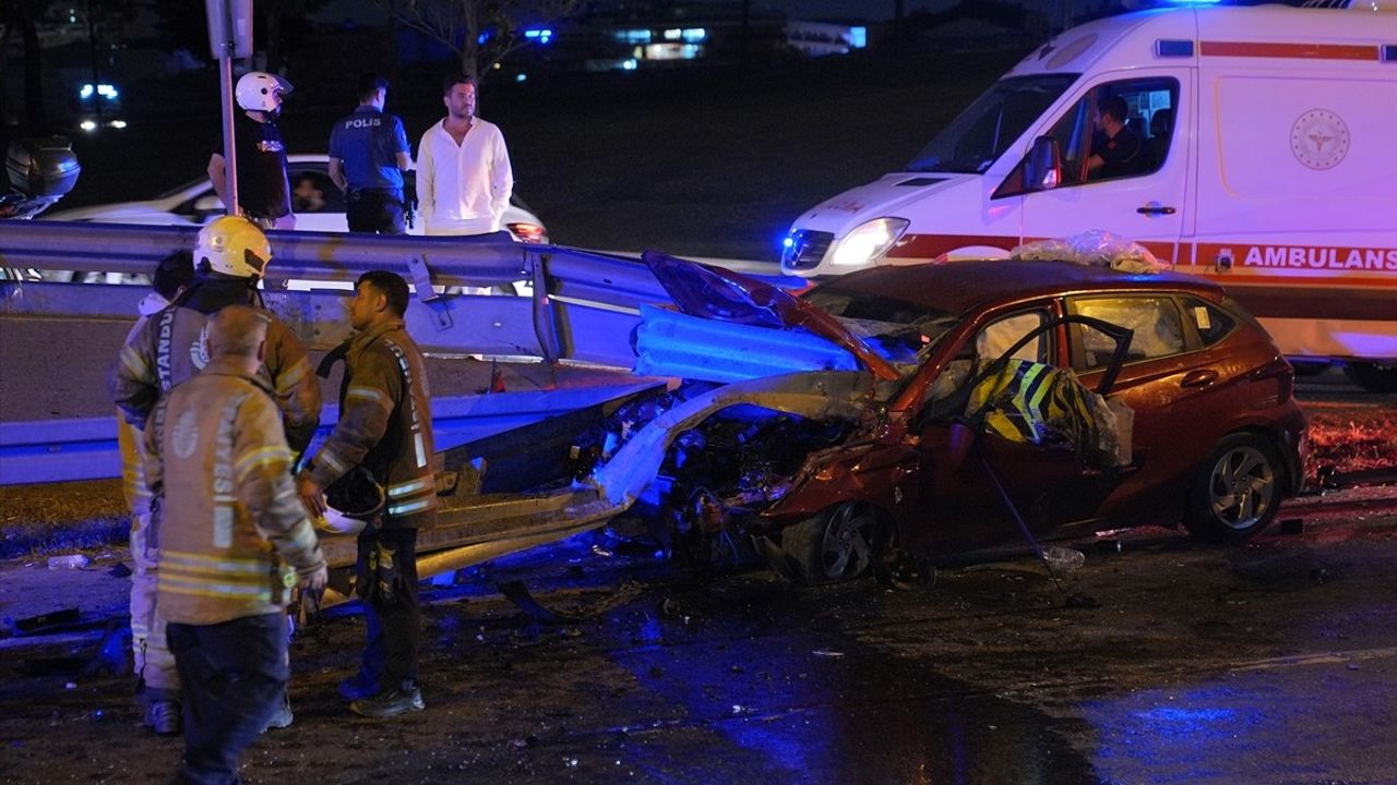Bayrampaşa'da Kontrolden Çıkan Otomobil Bariyerlere Saplandı: Sürücü Yaralı