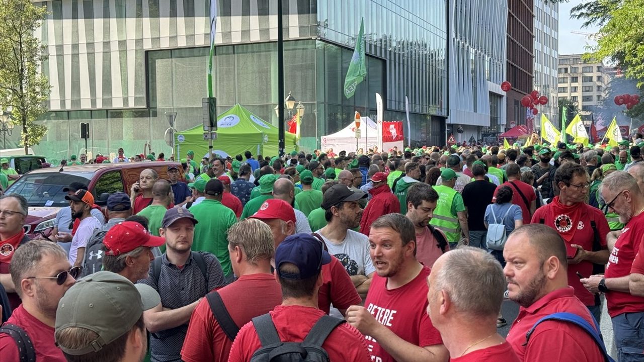 Belçika'da Çalışanlar Kemer Sıkma Politikalarına Karşı Greve Gitti