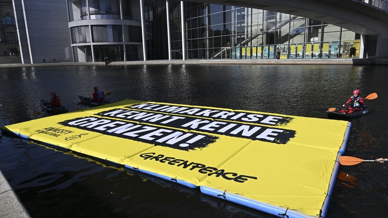 Berlin'de Greenpeace ve Uluslararası Af Örgütü'nden Farkındalık Eylemi