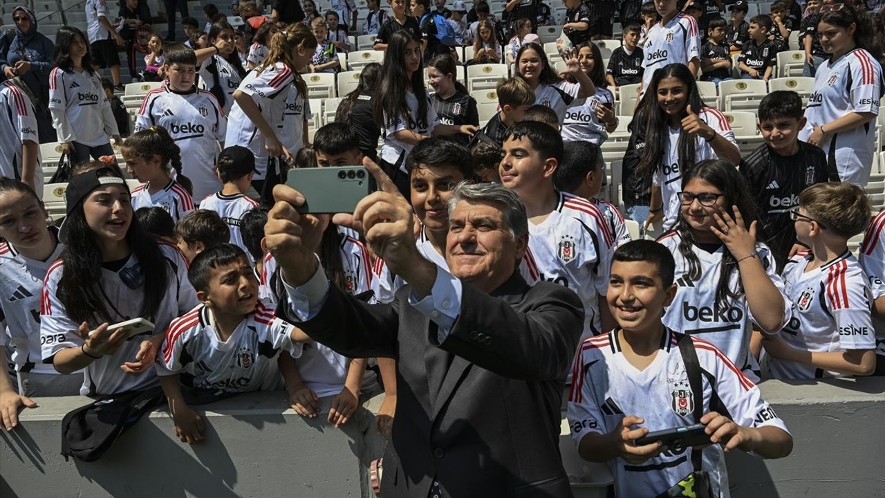 Beşiktaş Başkanı Serdal Adalı, Çocuklarla "Bir Forma Benden Sana Kardeşim" Etkinliğinde Buluştu