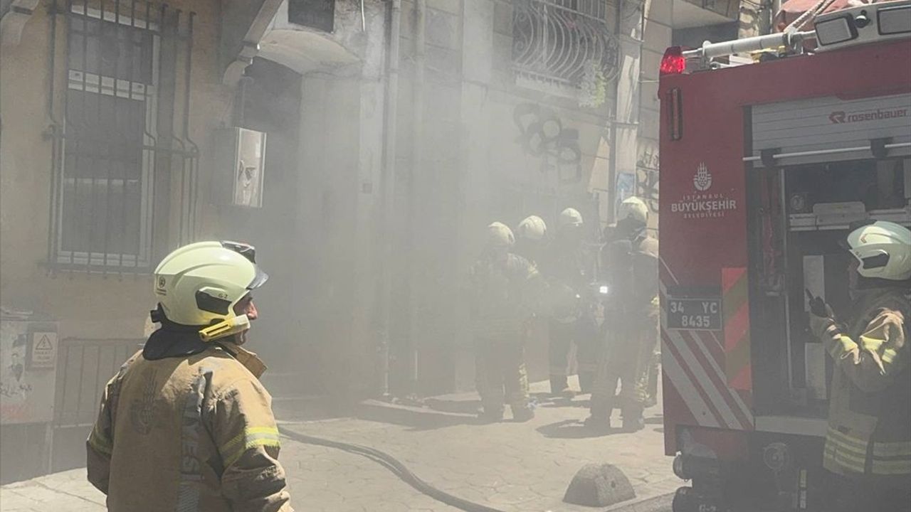 Beyoğlu'nda Giriş Katındaki Dairede Yangın Çıktı