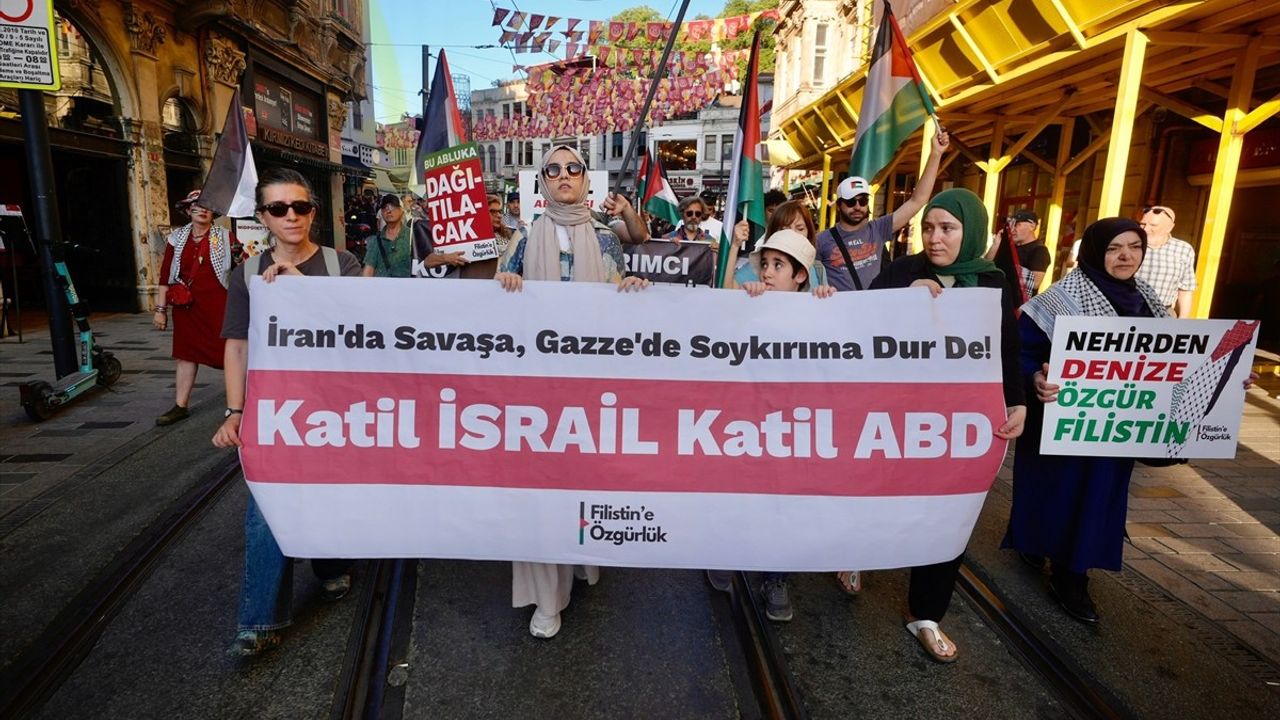 Beyoğlu'nda İsrail'in Gazze ve İran'a Yönelik Saldırıları Protesto Edildi