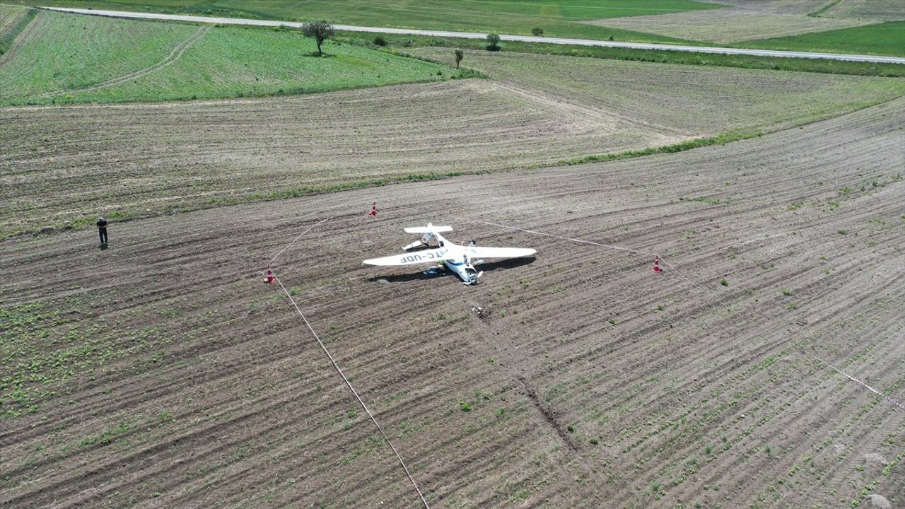 Bilecik'te Eğitim Uçağı Tarla İnişi Sırasında Ters Döndü, Pilot Yaralandı