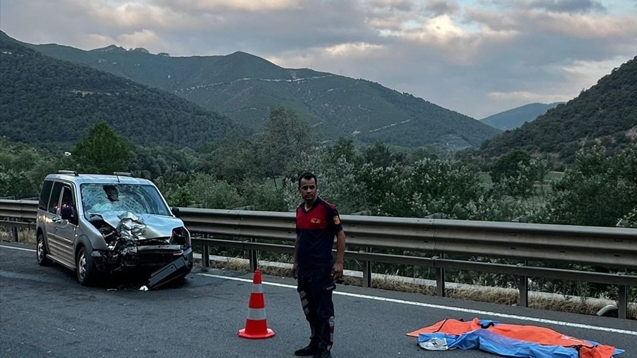 Bilecik'te Motosiklet ile Hafif Ticari Araç Çarpıştı: 1 Ölü, 5 Yaralı
