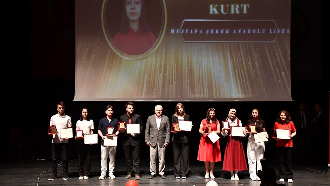 Bilecik'te Öğrencilere Eğitim Başarı Ödülü Verildi