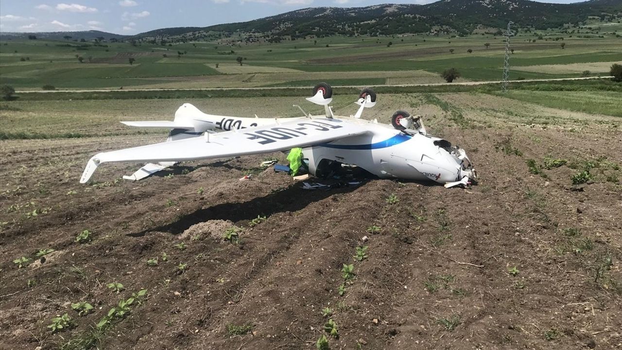 Bilecik'te Zorunlu İniş Yapan Eğitim Uçağı Ters Döndü, Pilot Yaralandı