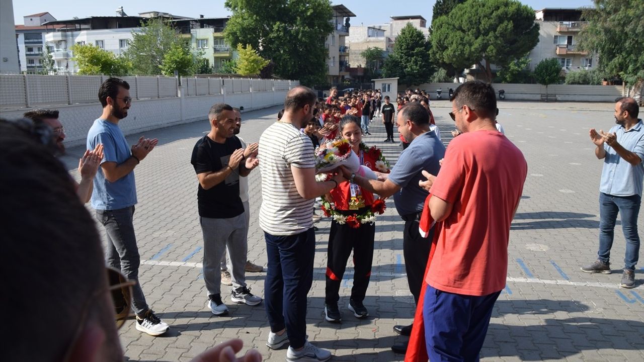 Bilek Güreşinde Avrupa Şampiyonu Nehir Özcan'a Coşkulu Karşılama