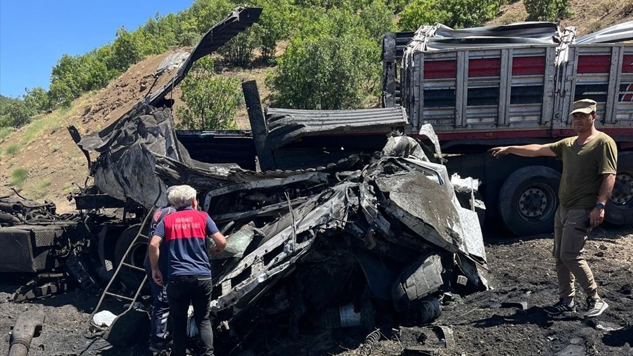 Bingöl'de Demir Tozu Taşıyan Tır Devrildi: Sürücü Hayatını Kaybetti